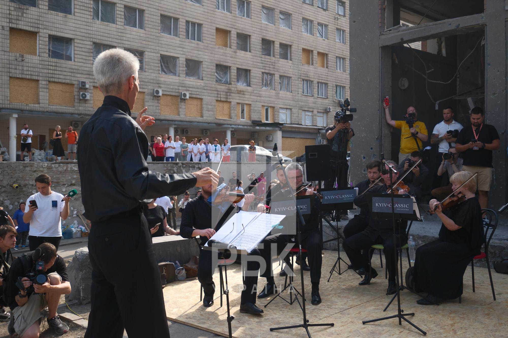 В память о жертвах. В &quot;Охматдете&quot; камерный оркестр исполнил &quot;Реквием по погибшим&quot;: фото